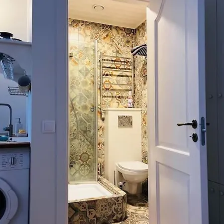 Апартаменты Bright And Cozy Old Town Studio! Таллин